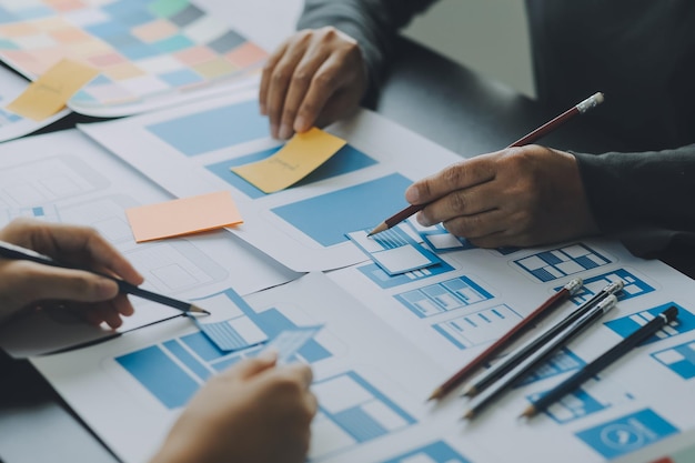 Perancang grafis UX sketsa kreatif perencanaan proses aplikasi pengembangan purwarupa wireframe untuk konsep pengalaman Pengguna ponsel web