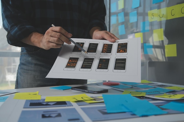 Perancang grafis UX sketsa kreatif perencanaan proses aplikasi pengembangan purwarupa wireframe untuk konsep pengalaman Pengguna ponsel web