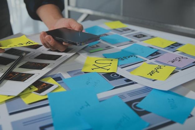 Perancang grafis UX sketsa kreatif perencanaan proses aplikasi pengembangan purwarupa wireframe untuk konsep pengalaman Pengguna ponsel web