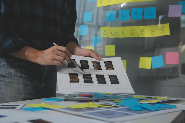 Perancang grafis UX sketsa kreatif perencanaan proses aplikasi pengembangan purwarupa wireframe untuk konsep pengalaman Pengguna ponsel web