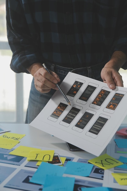 Perancang grafis UX sketsa kreatif perencanaan proses aplikasi pengembangan purwarupa wireframe untuk konsep pengalaman Pengguna ponsel web