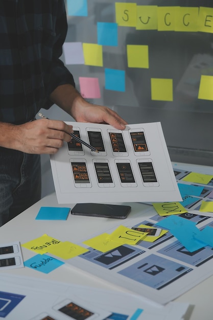 Perancang grafis UX sketsa kreatif perencanaan proses aplikasi pengembangan purwarupa wireframe untuk konsep pengalaman Pengguna ponsel web