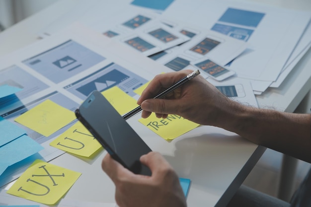 Perancang grafis UX sketsa kreatif perencanaan proses aplikasi pengembangan purwarupa wireframe untuk konsep pengalaman Pengguna ponsel web
