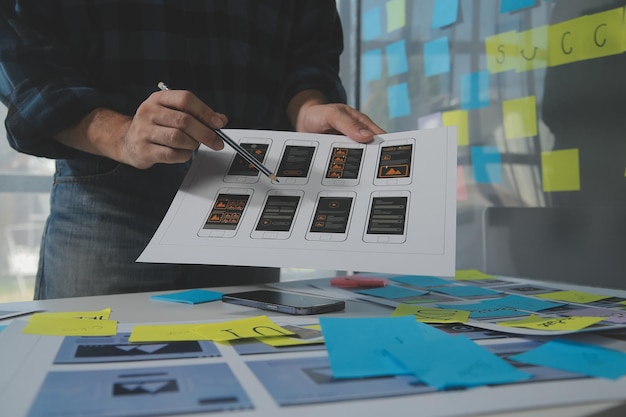 Perancang grafis UX sketsa kreatif perencanaan proses aplikasi pengembangan purwarupa wireframe untuk konsep pengalaman Pengguna ponsel web