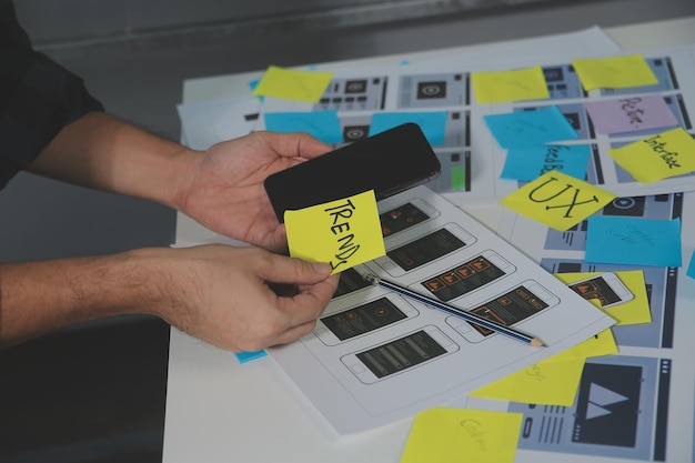 Perancang grafis UX sketsa kreatif perencanaan proses aplikasi pengembangan purwarupa wireframe untuk konsep pengalaman Pengguna ponsel web