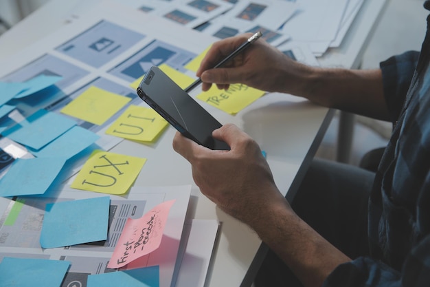 Perancang grafis UX sketsa kreatif perencanaan proses aplikasi pengembangan purwarupa wireframe untuk konsep pengalaman Pengguna ponsel web