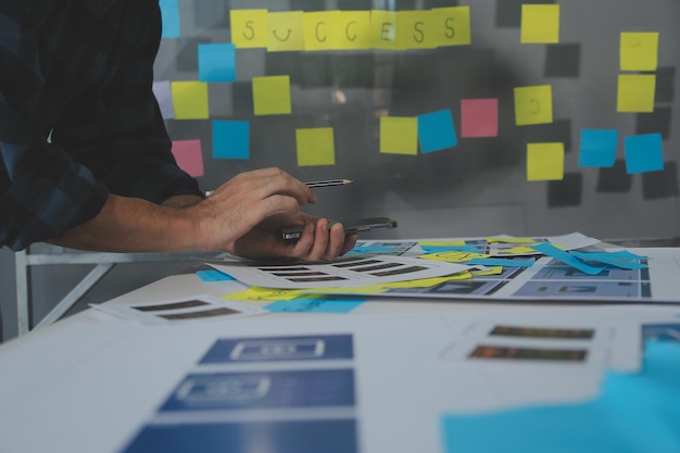 Perancang grafis UX sketsa kreatif perencanaan proses aplikasi pengembangan purwarupa wireframe untuk konsep pengalaman Pengguna ponsel web