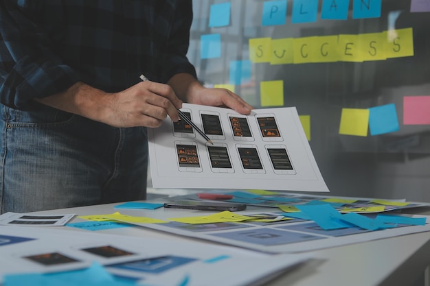 Perancang grafis UX sketsa kreatif perencanaan proses aplikasi pengembangan purwarupa wireframe untuk konsep pengalaman Pengguna ponsel web
