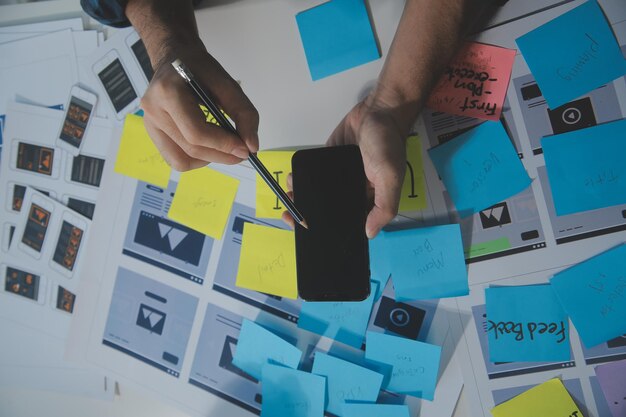 Perancang grafis UX sketsa kreatif perencanaan proses aplikasi pengembangan purwarupa wireframe untuk konsep pengalaman Pengguna ponsel web