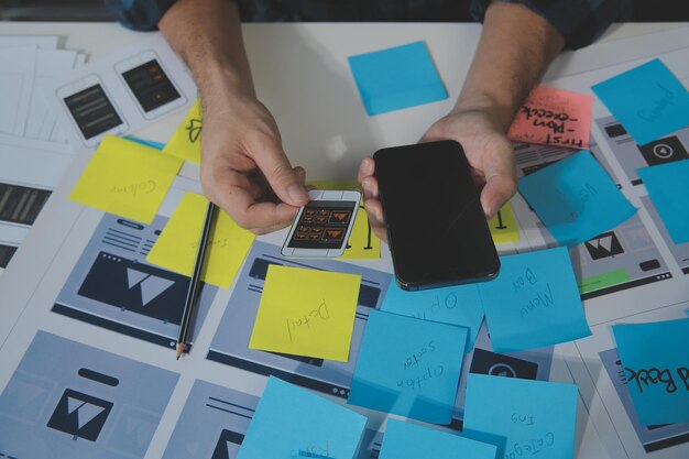 Perancang grafis UX sketsa kreatif perencanaan proses aplikasi pengembangan purwarupa wireframe untuk konsep pengalaman Pengguna ponsel web