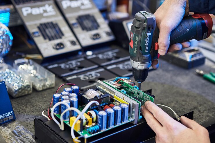 Photo perbaikan peralatan hardware, bengkel reparasi, dan pekerja dengan peralatan penguji microchip dan papan sirkuit, pengujian perangkat digital modern di meja konsep perangkat elektronik