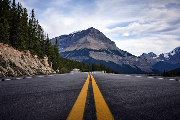 Percorri la strada delle Montagne Rocciose Canadesi