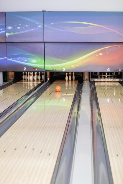 Percorsi con palline e birilli per il bowling Un gioco divertente per l'azienda