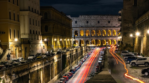 Percorsi di luce per auto vicino al Colosseo di sera o di notte Roma Italia Famoso punto di riferimento mondiale