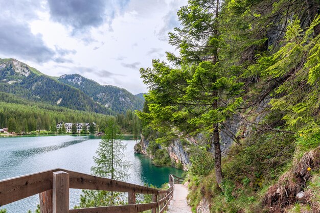 Percorso a piedi lungo le rive del famoso Lago di Braies nelle Alpi italiane