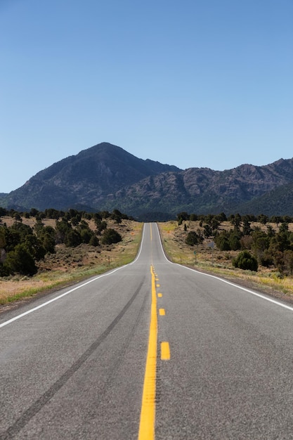 Percorso autostradale panoramico nel deserto con il paesaggio montano americano