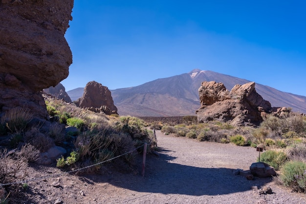 Percorso da percorrere tra i Roques de Gracia e il Roque Cinchado nell'area naturale del Monte Teide nelle Isole Canarie di Tenerife