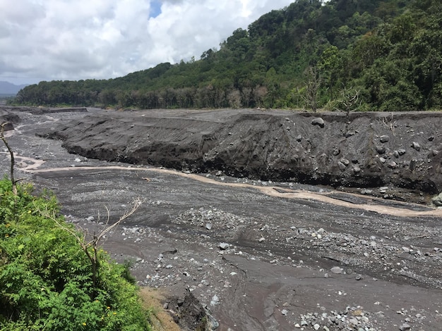 Percorso del flusso del fiume di lava dal vulcano Semeru a Lumajang, East Java, Indonesia