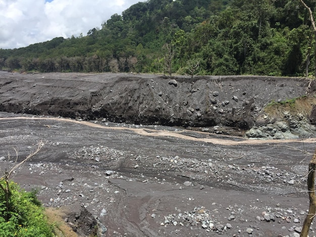 Percorso del flusso del fiume di lava dal vulcano Semeru a Lumajang, East Java, Indonesia