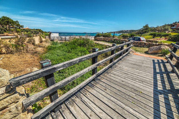 Percorso di legno alla spiaggia