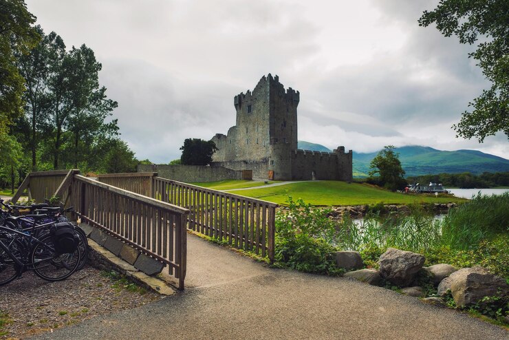 Percorso e passerella che portano al castello di Ross in Irlanda