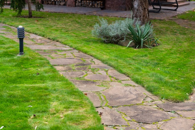 Percorso fatto di passeggiate in pietra naturale