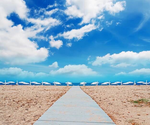 Percorso in legno in una spiaggia simmetrica