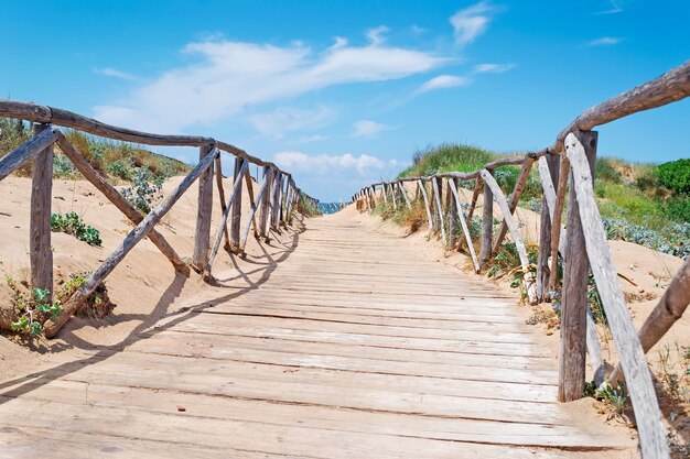 Percorso in legno per la spiaggia