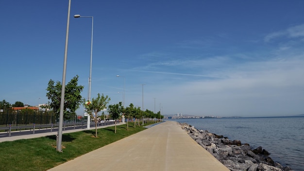 Percorso pedonale sul lungomare con splendida vista sul mare e sulla città