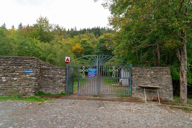 Percorso per il famoso monastero di Kintsvisi a Shida Kartli, nella Georgia centrale. Viaggiare