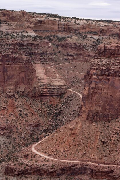 Percorso sterrato nel canyon del deserto con paesaggio americano panoramico e montagne di roccia rossa