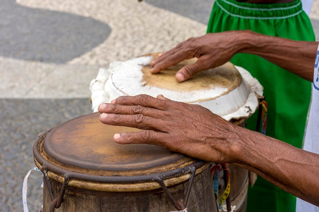 Percussionista che suona l'atabaque durante una manifestazione culturale a Pelourinho nella città di Salvador, Bahia