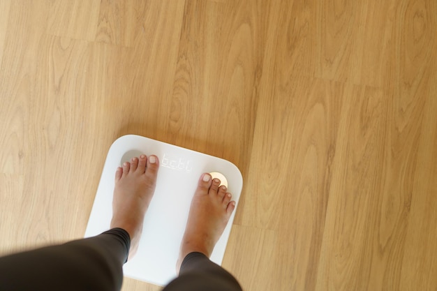 Perdere peso Dieta grassa e scala Piedi in piedi su scale elettroniche per il controllo del peso Strumento di misurazione in chilogrammi per la dieta