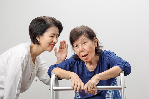 Perdita dell'udito della donna anziana asiatica, con problemi di udito, ma la felicità è la buona notizia