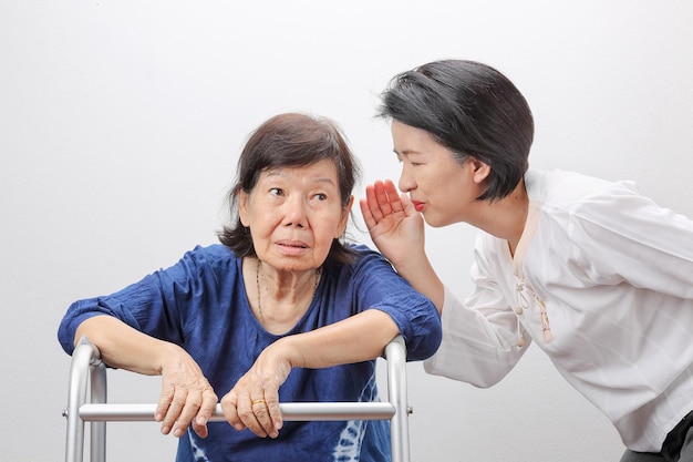 Perdita dell'udito delle donne anziane asiatiche, con problemi di udito