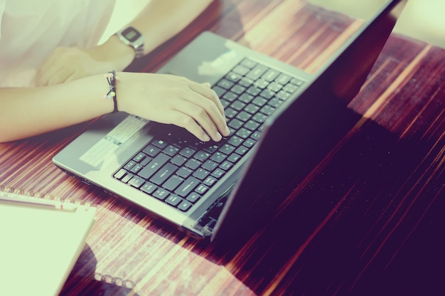 perdita delle mani della ragazza con il laptop