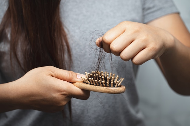 Perdita di capelli della donna È allergica allo shampoo