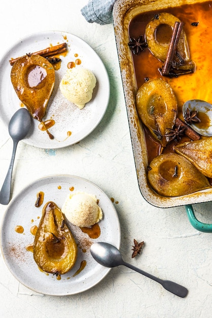 Pere al forno con caramello e spezie Dolci natalizi per feste