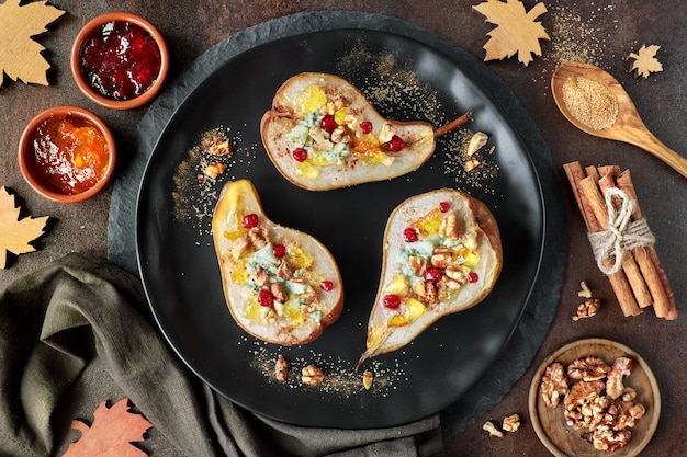 Pere al forno con gorgonzola, noci e marmellata