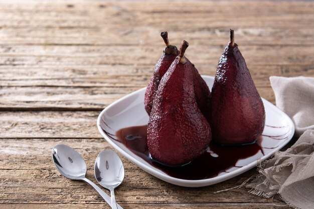 Pere cotte in camicia al vino rosso su un piatto