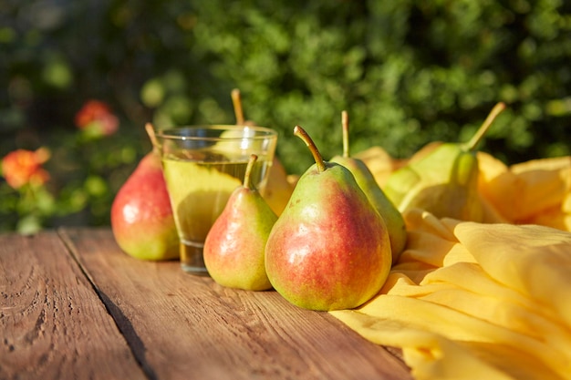 Pere e sidro in un bicchiere