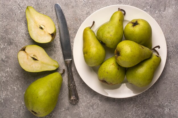 Pere fresche su un piatto bianco.