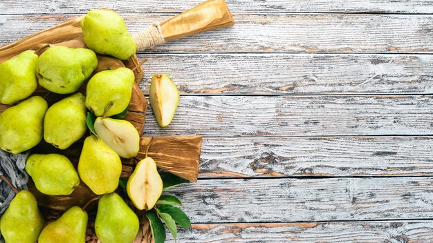 Pere fresche su un tavolo di legno bianco Frutta Spazio libero per il testo Vista dall'alto