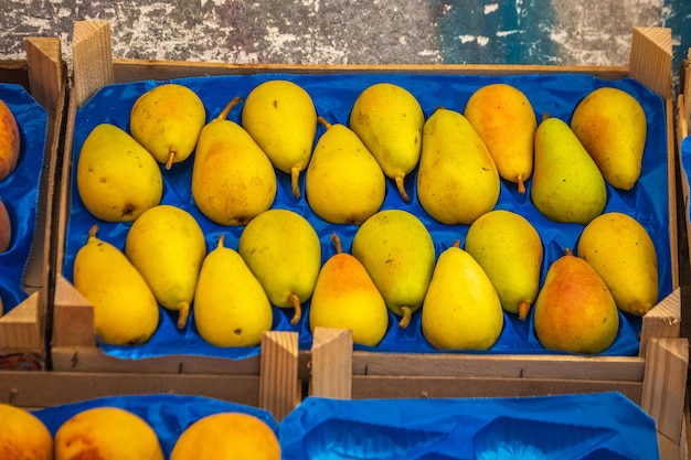 Pere gialle al mercato di Catania Sicilia, Italia.