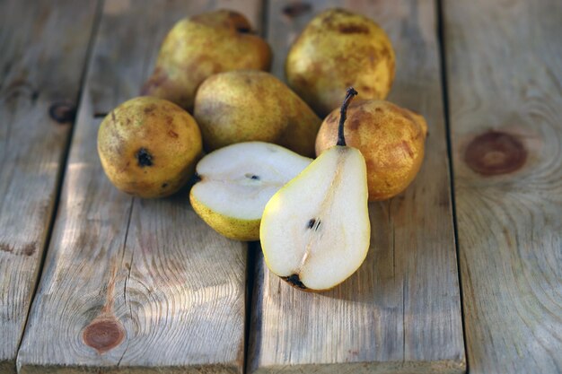 Pere gialle mature su una superficie di legno. Pere di fine autunno.