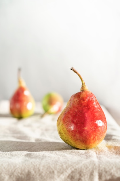 Pere mature e biologiche sul tavolo