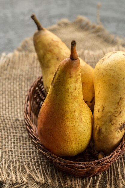 Pere mature e dolci sulla tavola di legno