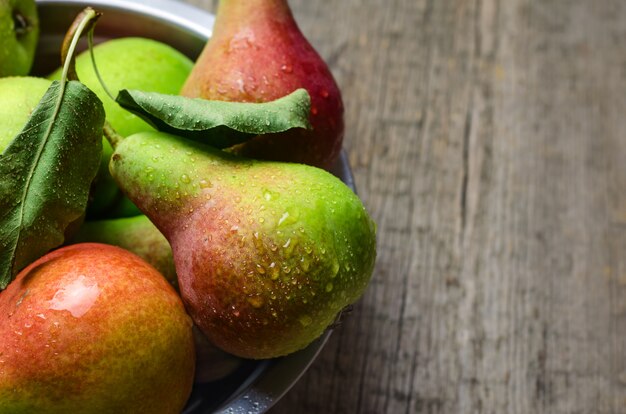 Pere mature fresche sulla tavola di legno