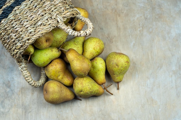 Pere su sfondo di legno Raccolto di frutta Natura morta autunnale Varietà di pere Bera Conference