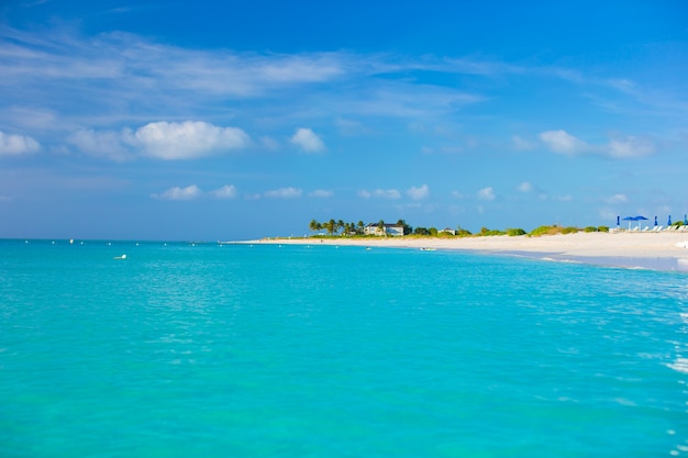 Perfetta spiaggia bianca con acqua turchese dei Caraibi